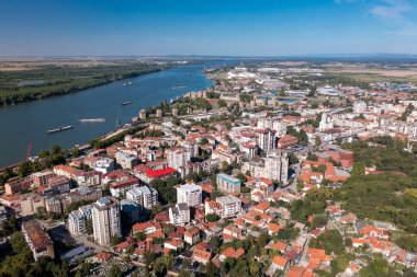 Smederevo - Modern Sırp kenti ve ortaçağ kalesi ve Tuna Nehri 'nin panoramik hava manzarası