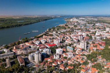 Smederevo - Modern Sırp kenti ve ortaçağ kalesi ve Tuna Nehri 'nin panoramik hava manzarası