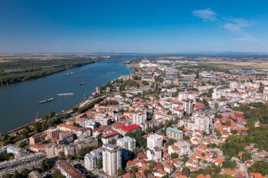 Smederevo - Modern Sırp kenti ve ortaçağ kalesi ve Tuna Nehri 'nin panoramik hava manzarası
