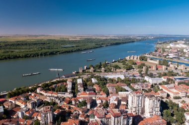 Smederevo - Modern Sırp kenti ve ortaçağ kalesi ve Tuna Nehri 'nin panoramik hava manzarası