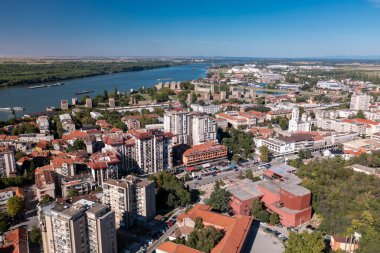 Smederevo - Modern Sırp kenti ve ortaçağ kalesi ve Tuna Nehri 'nin panoramik hava manzarası