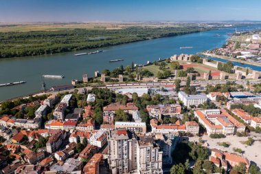 Smederevo - Modern Sırp kenti ve ortaçağ kalesi ve Tuna Nehri 'nin panoramik hava manzarası