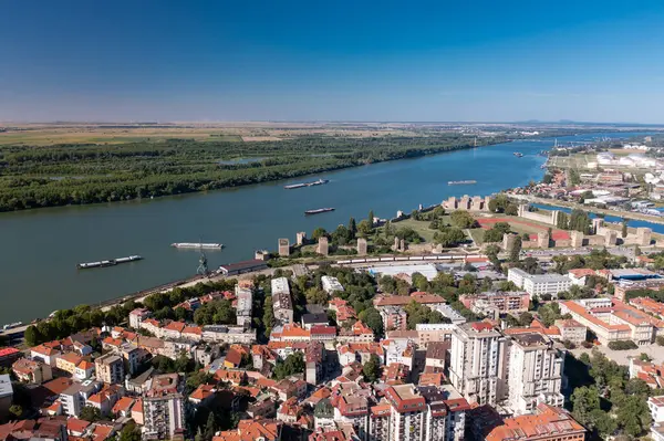 Smederevo - Modern Sırp kenti ve ortaçağ kalesi ve Tuna Nehri 'nin panoramik hava manzarası
