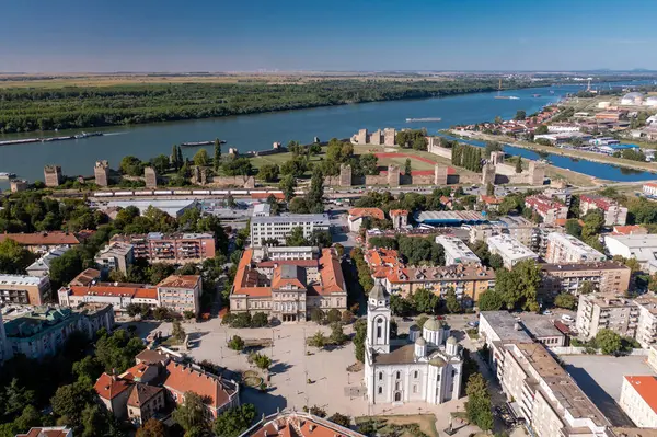 Smederevo - Sırbistan 'ın modern kenti ve ortaçağ kalesi ve Tuna Nehri' nin panoramik hava manzarası, şehir meydanındaki kilise