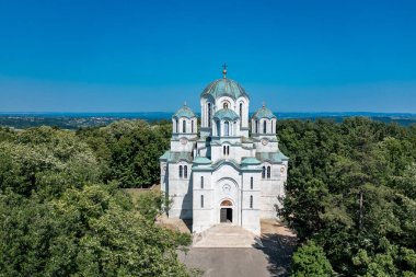 Oplenac, Topola, Park ve Orta Sırbistan 'ın Sumadija kentindeki şato. Şehrin Hava Aracı Görünümü