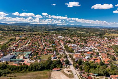 Mionica, Batı Sırbistan 'ın Kolubarski diskotekli bir kasabası. Hava Aracı Görünümü