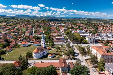 Mionica, Batı Sırbistan 'ın Kolubarski diskotekli bir kasabası. Hava Aracı Görünümü