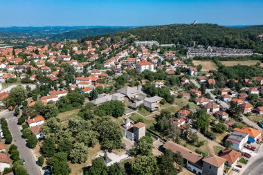 Topola, Park ve Orta Sırbistan 'ın Sumadija kentindeki şato. Şehrin Hava Aracı Görünümü