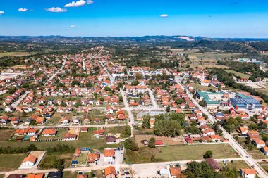 Mionica, Batı Sırbistan 'ın Kolubarski diskotekli bir kasabası. Hava Aracı Görünümü