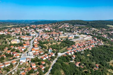 Topola, Park ve Orta Sırbistan 'ın Sumadija kentindeki şato. Şehrin Hava Aracı Görünümü
