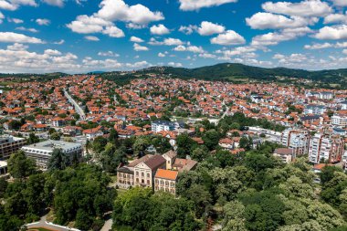Orta Sırbistan 'ın Sumadija kentindeki Arandjelovac, Park ve Kale. Şehrin Hava Aracı Görünümü