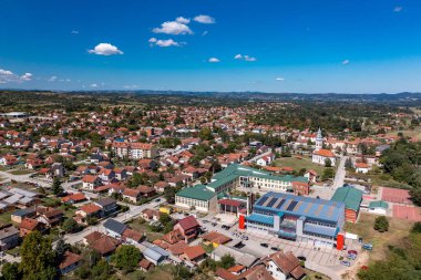 Mionica, Batı Sırbistan 'ın Kolubarski diskotekli bir kasabası. Hava Aracı Görünümü