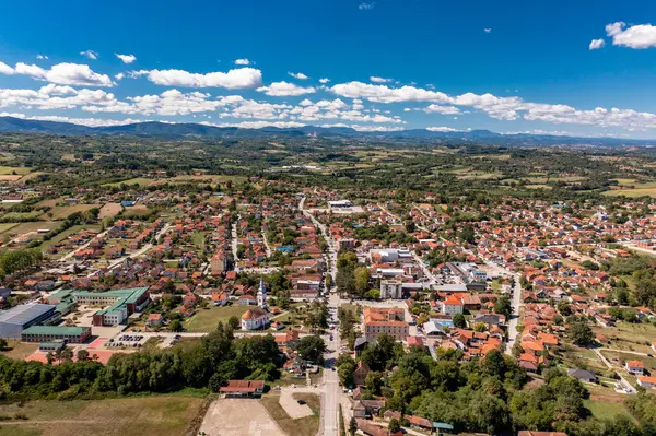 Mionica, Batı Sırbistan 'ın Kolubarski diskotekli bir kasabası. Hava Aracı Görünümü