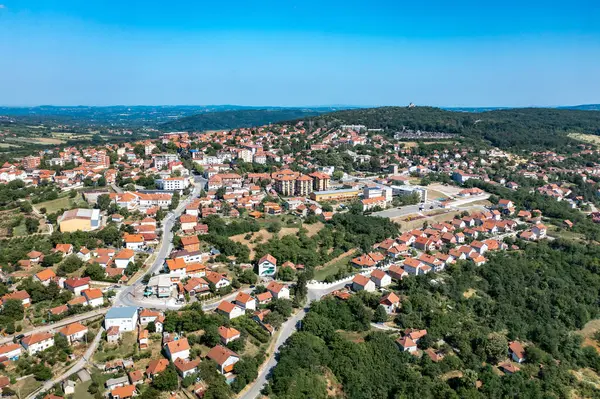 Topola, Park ve Orta Sırbistan 'ın Sumadija kentindeki şato. Şehrin Hava Aracı Görünümü