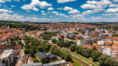 Sırbistan 'da kentin panorama hava aracı görüntüsü, Batı Sırbistan' ın Kolubara Bölgesi idari merkezi, 