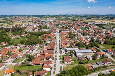 Koseljeva ve Sırbistan 'ın Macva ilçesindeki panorama insansız hava aracı manzarası