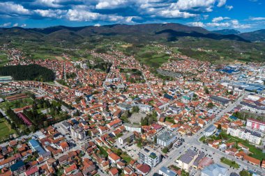 Pozega Uzicka ve panorama drone Sırbistan 'ın havadan görüntüsü