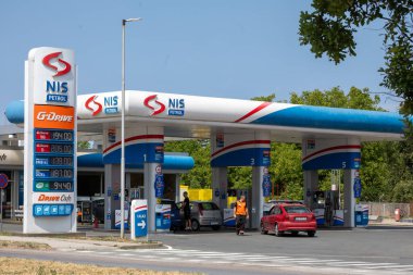 Valthe, Sırbistan - 23 Temmuz 2025: NIS benzin istasyonu. Sırbistan 'ın NIS Petrol Petrol Sanayii Sırbistan' daki en büyük petrol arıtma şirketi