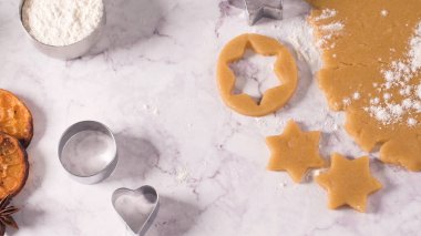Noel kurabiyeleri ve çerez kesici mermer yüzeyi için çiğ hamur.