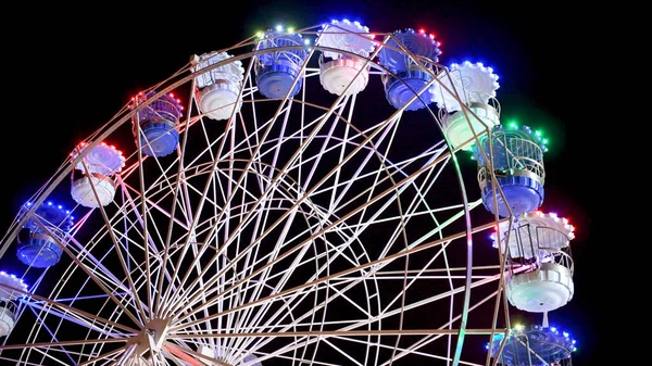 Kleurrijke Gestreepte Licht Verlicht Reuzenrad Bij Nacht — Stockfoto