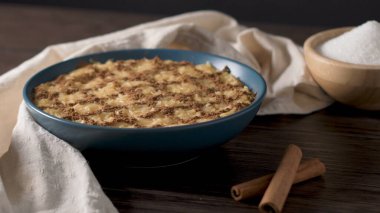 Aletria klasik bir Portekiz vermicelli pudingidir ve bu geleneksel olarak Noel zamanı servis edilir. Bu Portekiz 'in en sevdiği pudinglerden biri..