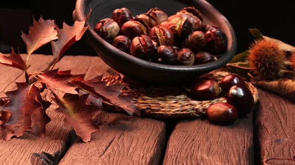 Pečené Kaštany Rustikální Dřevěný Stůl Podzimní Listí Pozadí — Stock fotografie