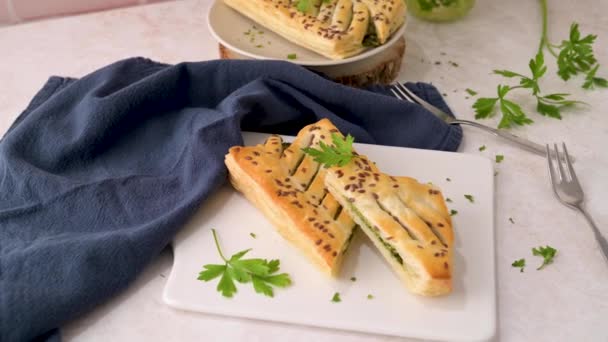 在厨房柜台顶上的白色陶瓷盘上 有意大利乳酪和欧芹叶的菠菜泡糕点 — 图库视频影像