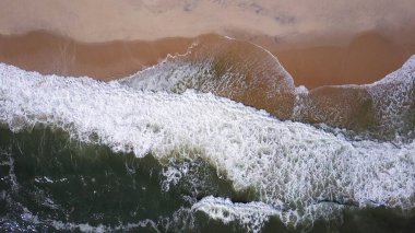Kumsalda, 4 k dron görüntüleri çökmesini okyanus dalgalarının havadan görünümü.