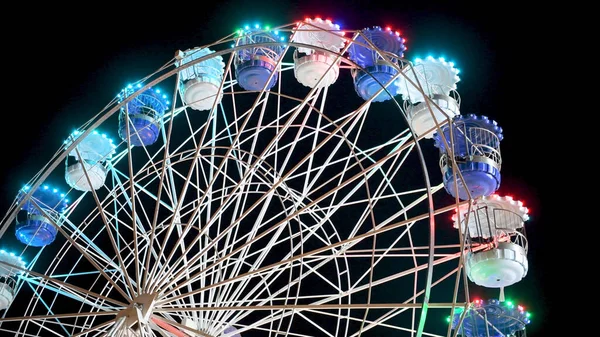 Kleurrijke Gestreepte Licht Verlicht Reuzenrad Bij Nacht — Stockfoto
