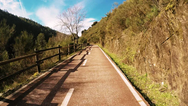 在葡萄牙的Sever Vouga 骑自行车的照片 介绍自行车道的全景和它旅行时的自然景观 — 图库照片