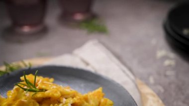 Koyu taştan mutfak tezgahında seramik tabakta kabak soslu Farfalle makarna..