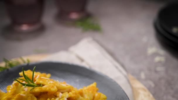 Pasta Farfalle Con Salsa Calabaza Plato Cerámica Una Encimera Cocina — Vídeos de Stock