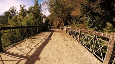 Portekiz, Sever do Vouga 'da bisiklet sürerken çekilmiş bir bakış açısı. Köprüden geçen bisiklet yolunun geniş bir görüntüsünü oluşturur.