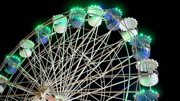 Lumière Rayée Colorée Illuminée Ferris Roue Nuit — Photo