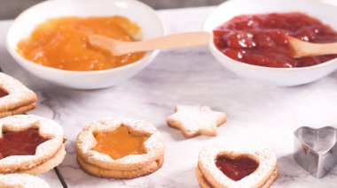 Homebaked Noel çerezleri ile meyve reçel dolum ve krema şeker.