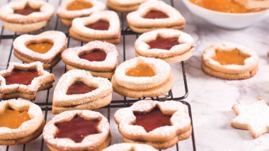 Homebaked Noel çerezleri ile meyve reçel dolum ve krema şeker.