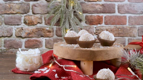 Zelfgemaakte Snoepjes Met Kokosnoot Geroosterde Amandelen Een Kersttafel Versierd Met — Stockfoto
