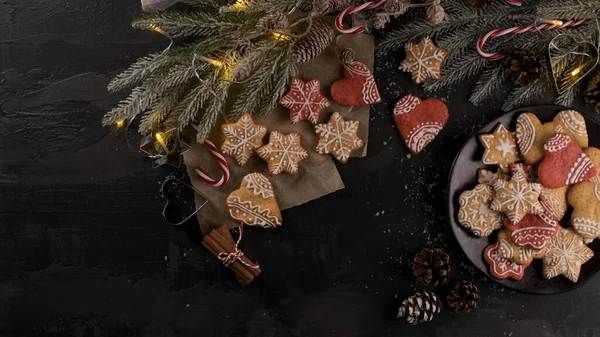 Biscoitos Natal Cozidos Fundo Escuro Rústico — Fotografia de Stock