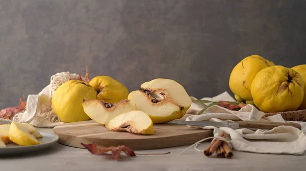 Membrillos Amarillos Maduros Frutas Manzana Reina Mitades Membrillo Rodajas Con — Foto de Stock