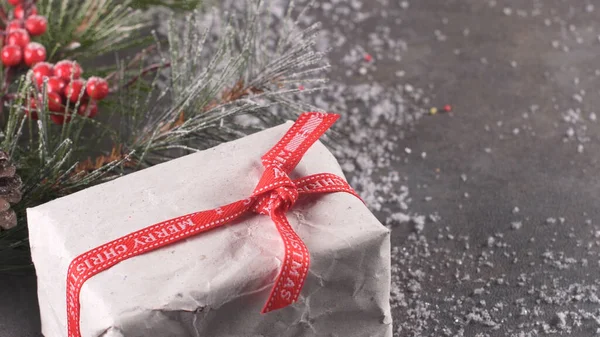 Fundo Natal Com Presente Natal Cones Pinho Bastões Listrados Vermelhos — Fotografia de Stock