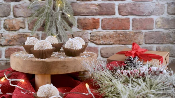 Zelfgemaakte Snoepjes Met Kokosnoot Geroosterde Amandelen Een Kersttafel Versierd Met — Stockfoto