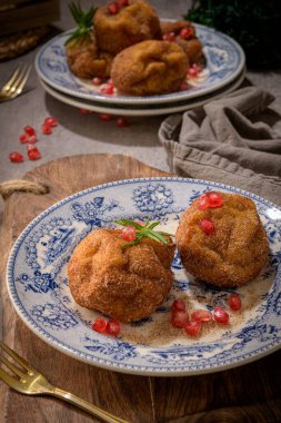 Rabanada 's poveiras with candy and tarnamon and some nar seed on a rustic kitchen counter during the Christmas season.