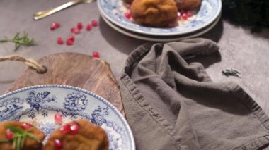 Rabanada 's poveiras with candy and tarnamon and some nar seed on a rustic kitchen counter during the Christmas season.