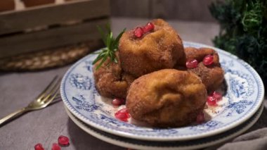 Rabanada 's poveiras with candy and tarnamon and some nar seed on a rustic kitchen counter during the Christmas season.