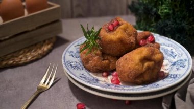 Rabanada 's poveiras with candy and tarnamon and some nar seed on a rustic kitchen counter during the Christmas season.