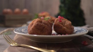 Rabanada 's poveiras with candy and tarnamon and some nar seed on a rustic kitchen counter during the Christmas season.