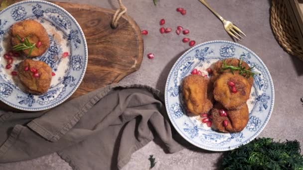 圣诞期间 带有糖 肉桂和石榴籽的Rabanadas Poveiras在乡村厨房的台面上 — 图库视频影像