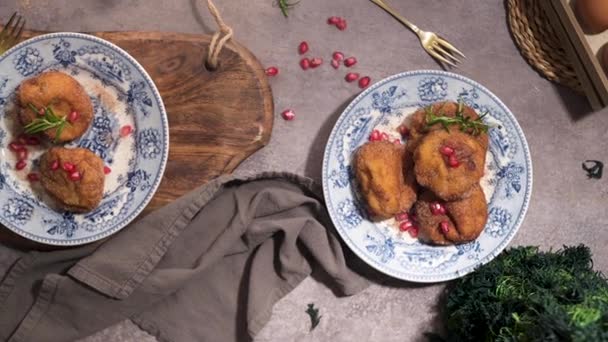 圣诞期间 带有糖 肉桂和石榴籽的Rabanadas Poveiras在乡村厨房的台面上 — 图库视频影像