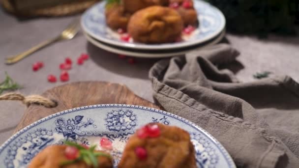 砂糖とシナモンといくつかのザクロの種を持つRabanadas Poveirasクリスマスシーズン中に素朴なキッチンカウンターの上 — ストック動画