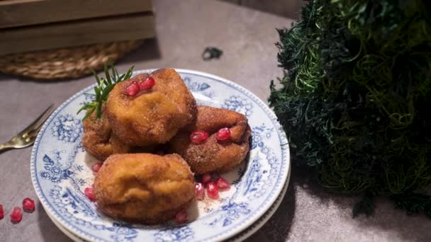 砂糖とシナモンといくつかのザクロの種を持つRabanadas Poveirasクリスマスシーズン中に素朴なキッチンカウンターの上 — ストック動画